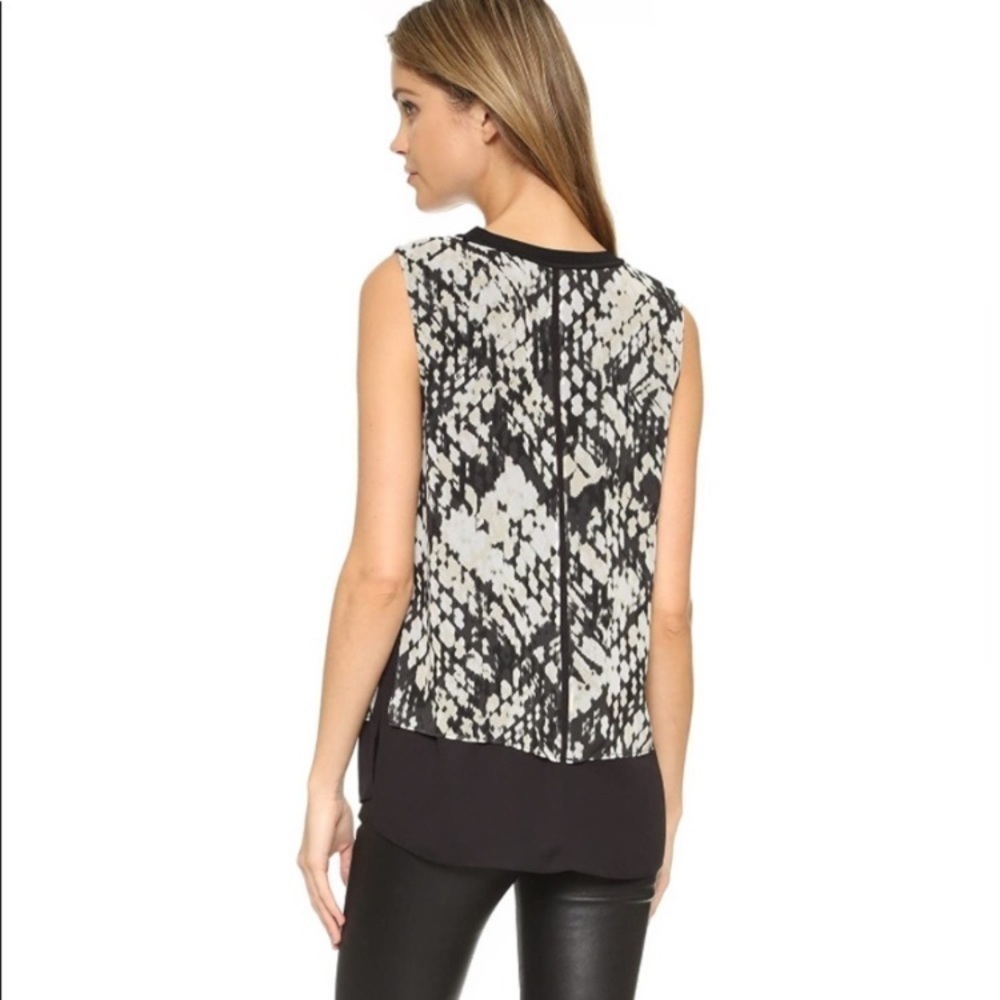 VINCE Basketweave Print Double Layer Silk Top Black White Abstract Sz M - Picture 2 of 14